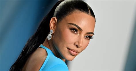 Kim Kardashian trägt einen Buzz Cut